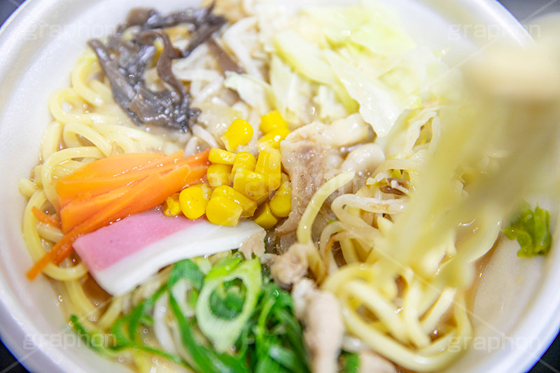 ちゃんぽん,チャンポン,ラーメン,らーめん,麺,麺類,中華麺,麺料理,国民食,日本拉麺,Ramen,Chinese noodles,コンビニ,かまぼこ,カマボコ,コーン,もやし,長崎,フルサイズ撮影,はし,箸