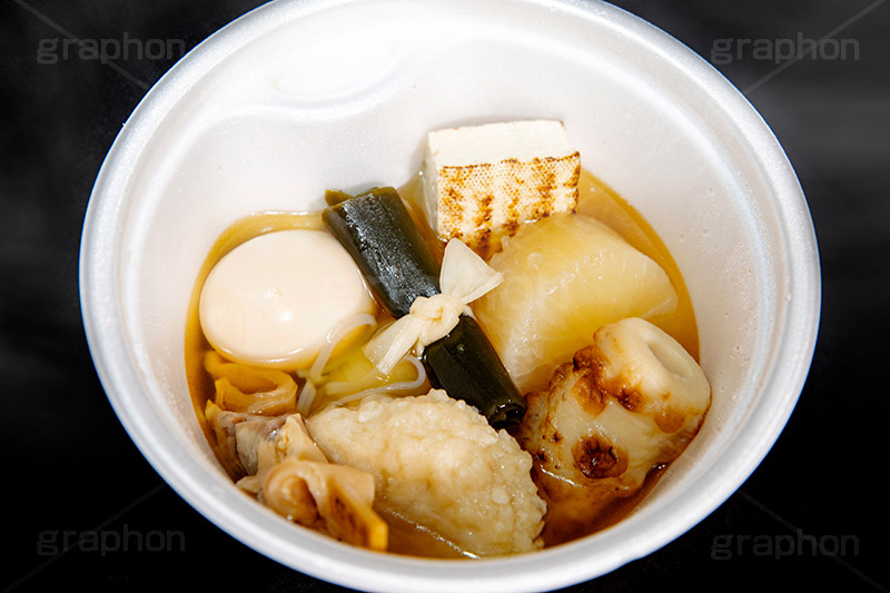 コンビニおでん,おでん,温か,ホット,ダイエット,和食,日本食,コンビニ,たまご,卵,だいこん,大根,ちくわ,竹輪,焼き豆腐,豆腐,昆布,こんぶ,つみれ,牛すじ,串,だし,出汁,汁,冬,湯気,カップ,あったか,diet,japan,フルサイズ撮影