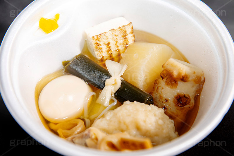 コンビニおでん,おでん,温か,ホット,ダイエット,和食,日本食,コンビニ,たまご,卵,だいこん,大根,ちくわ,竹輪,焼き豆腐,豆腐,昆布,こんぶ,つみれ,牛すじ,串,だし,出汁,汁,冬,湯気,カップ,からし,辛子,あったか,diet,japan,フルサイズ撮影