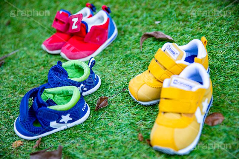 子供たちの靴,子供,靴,くつ,ファッション,芝生,脱ぎ,キッズ,kids,shoes,cute,遊び,小さい,かわいい,外,スニーカー,脱ぐ,フルサイズ撮影