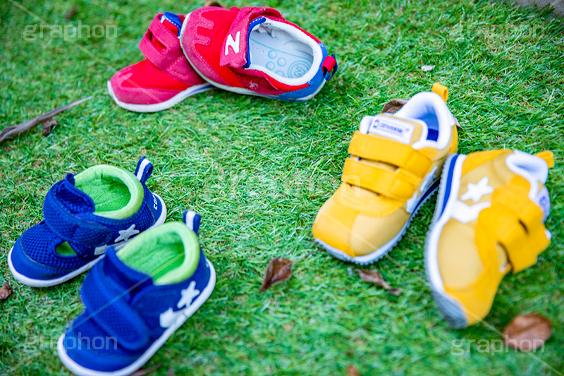子供たちの靴,子供,靴,くつ,ファッション,芝生,脱ぎ,キッズ,kids,shoes,cute,遊び,小さい,かわいい,外,スニーカー,脱ぐ,フルサイズ撮影