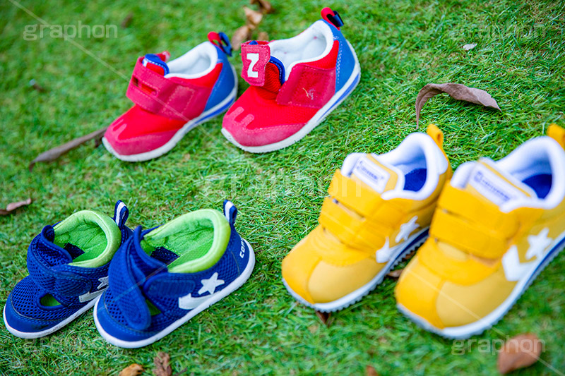 子供たちの靴,子供,靴,くつ,ファッション,芝生,脱ぎ,キッズ,kids,shoes,cute,遊び,小さい,かわいい,外,スニーカー,脱ぐ,フルサイズ撮影