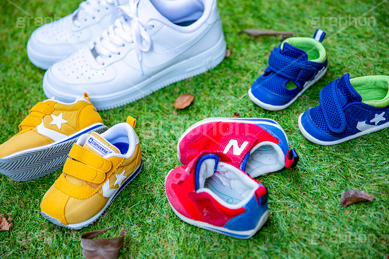 子供たちの靴,子供,靴,くつ,ファッション,芝生,脱ぎ,キッズ,kids,shoes,cute,遊び,小さい,かわいい,外,スニーカー,脱ぐ,フルサイズ撮影