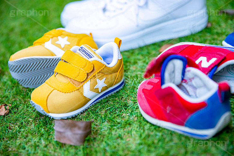 子供たちの靴,子供,靴,くつ,ファッション,芝生,脱ぎ,キッズ,kids,shoes,cute,遊び,小さい,かわいい,外,スニーカー,脱ぐ,フルサイズ撮影