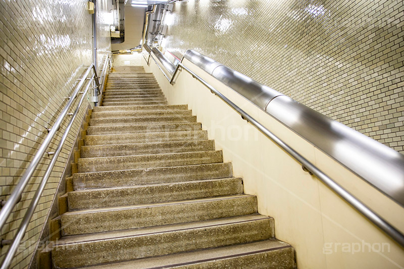 地下への階段,階段,地下鉄,タイル,上がる,上る,下る,下がる,矢印,地下,駅,station,フルサイズ撮影