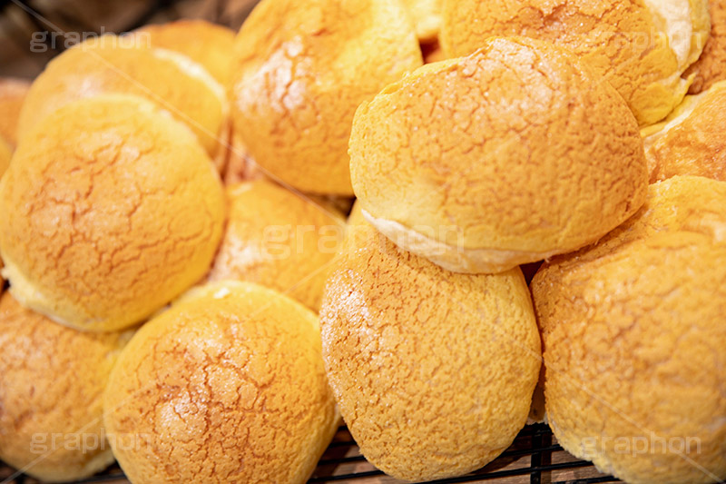 メロンパン,パン,ぱん,bread,breakfast,sugar,ブレックファースト,朝食,おやつ,菓子パン,パン屋,スイーツ,甘い,砂糖,たくさん,大量,積,フルサイズ撮影
