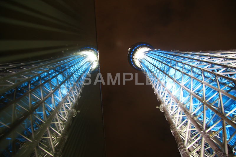 2本のスカイツリー,スカイツリー,東京スカイツリー,TOKYO SKYTREE,墨田区,押上,電波塔,634,634メートル,634m,塔,夜,ライトアップ,粋,ブルー,青,不思議,おもしろ写真,面白写真,2本,２本,映,真下,見上げ,tower,japan,タワー