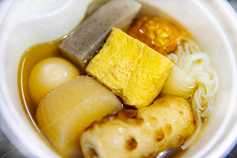 コンビニおでん,おでん,温か,ホット,ダイエット,和食,日本食,コンビニ,たまご,卵,だいこん,大根,ちくわ,竹輪,だし巻き卵,白滝,こんにゃく,蒟蒻,だし,出汁,汁,冬,湯気,あったか,diet,japan,フルサイズ撮影