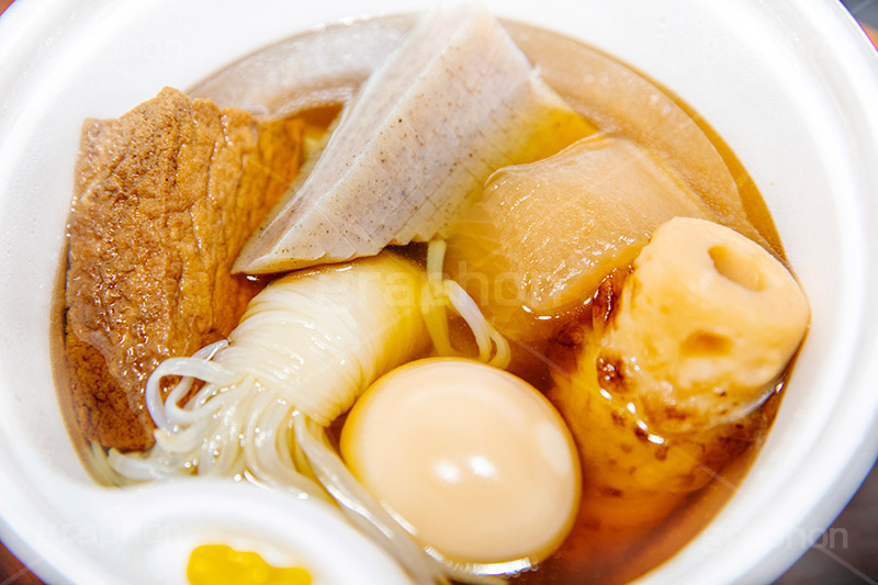 コンビニおでん,おでん,温か,ホット,ダイエット,和食,日本食,コンビニ,たまご,卵,だいこん,大根,ちくわ,竹輪,白滝,こんにゃく,蒟蒻,厚揚げ,だし,出汁,汁,冬,湯気,からし,辛子,あったか,diet,japan,フルサイズ撮影