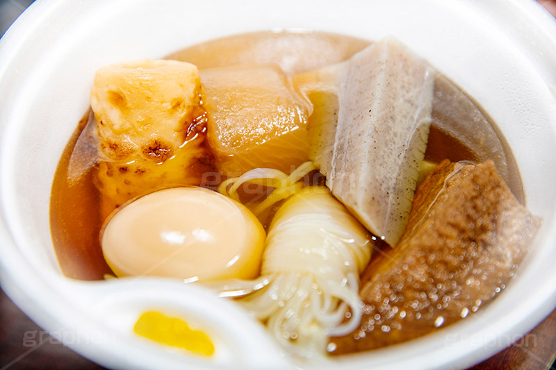 コンビニおでん,おでん,温か,ホット,ダイエット,和食,日本食,コンビニ,たまご,卵,だいこん,大根,ちくわ,竹輪,白滝,こんにゃく,蒟蒻,厚揚げ,だし,出汁,汁,冬,湯気,からし,辛子,あったか,diet,japan,フルサイズ撮影