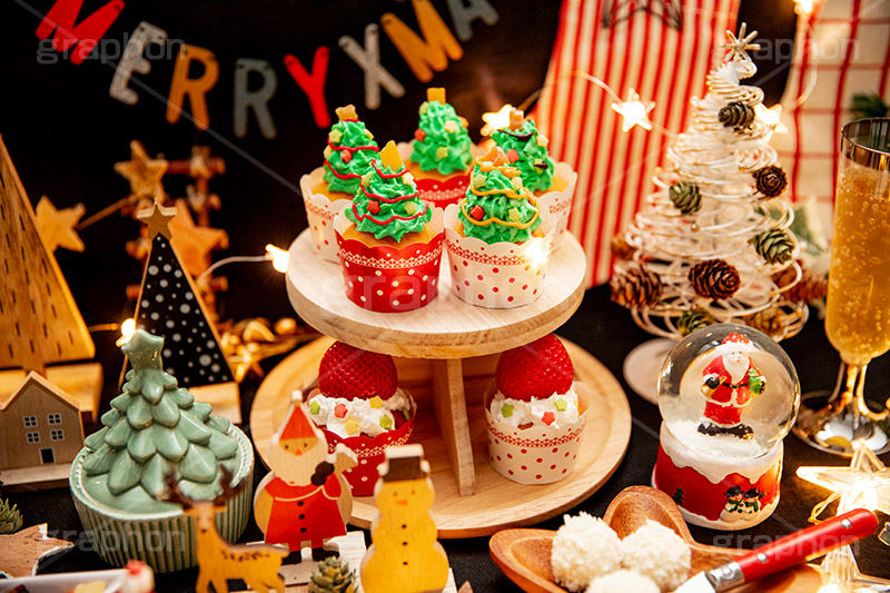 クリスマス･カップケーキ,クリスマスパーティー,クリスマス,パーティー,CHRISTMAS,party,cake,dessert,winter,tree,sugar,strawberry,手作り,ツリー,クリスマスツリー,オーナメント,ケーキ,スイーツ,デザート,冬,カップケーキ,甘い,シュガー,イチゴ,いちご,苺,ストロベリー,手作り,フルサイズ撮影