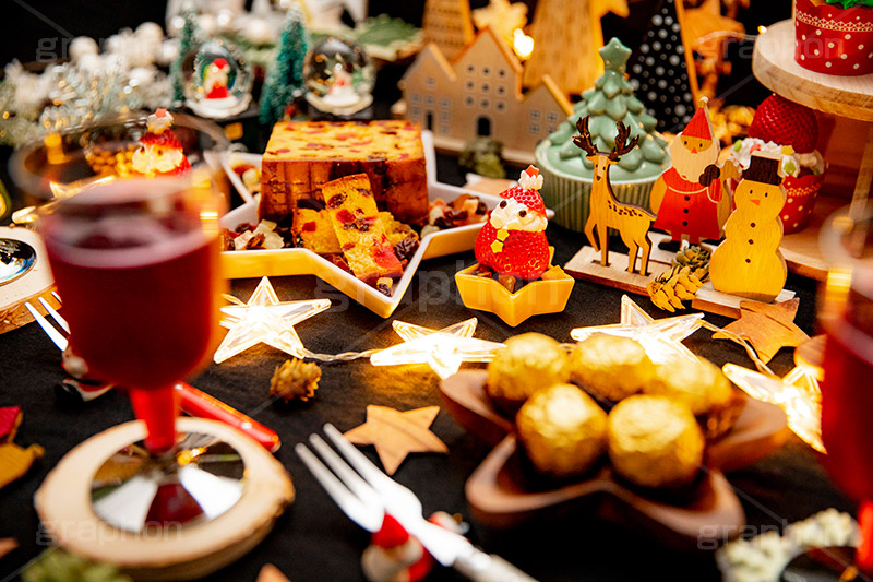 クリスマスパーティー,クリスマス,パーティー,CHRISTMAS,party,cake,chocolate,wine,dessert,winter,star,tree,illumination,Merry Christmas,メリークリスマス,イルミネーション,サンタ,サンタクロース,ツリー,クリスマスツリー,オーナメント,ケーキ,チョコレート,チョコ,ワイン,松ぼっくり,スイーツ,デザート,冬,星,スター,靴下,スノードーム,フルーツケーキ,カップケーキ,いちご,イチゴ,苺,フルサイズ撮影