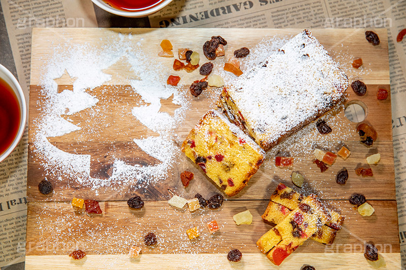 フルーツケーキ,クリスマス,CHRISTMAS,cake,dessert,winter,tea,ツリー,クリスマスツリー,スイーツ,デザート,冬,ドライフルーツ,レーズン,粉砂糖,紅茶,カップ,ティー,ラム酒,ブランデー,フルサイズ撮影