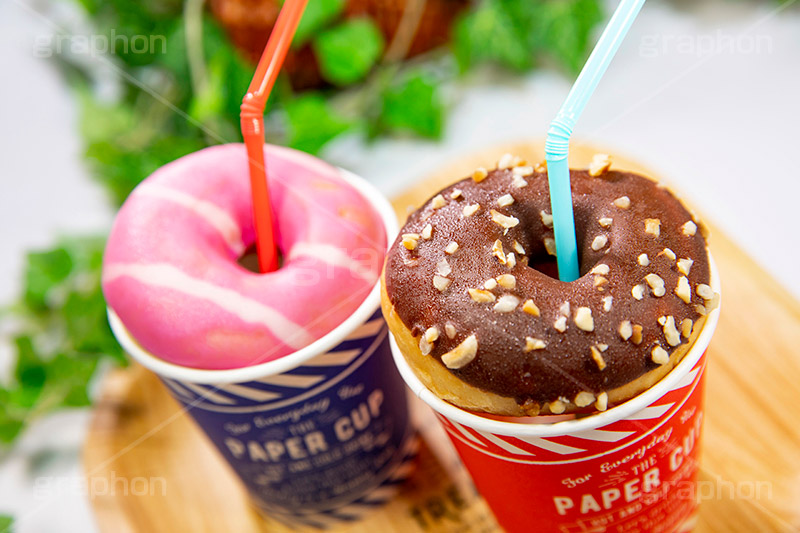 テラボールシェイク,ドーナツ,donut,breakfast,sugar,chocolate,drink,coffee,straw,nuts,strawberry,いちご,イチゴ,ストロベリー,ナッツ,コーヒー,コップ,カップ,乗せ,ストロー,ブレックファースト,朝食,おやつ,菓子パン,スイーツ,甘い,砂糖,チョコ,チョコレート,フルサイズ撮影