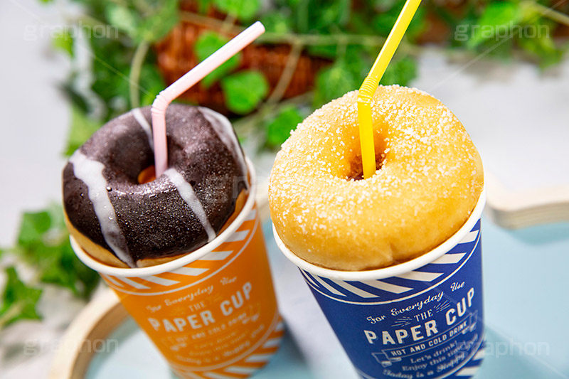 テラボールシェイク,ドーナツ,donut,breakfast,sugar,chocolate,drink,coffee,straw,コーヒー,コップ,カップ,乗せ,ストロー,ブレックファースト,朝食,おやつ,菓子パン,スイーツ,甘い,砂糖,チョコ,チョコレート,フルサイズ撮影
