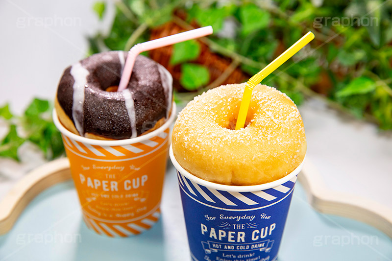 テラボールシェイク,ドーナツ,donut,breakfast,sugar,chocolate,drink,coffee,straw,コーヒー,コップ,カップ,乗せ,ストロー,ブレックファースト,朝食,おやつ,菓子パン,スイーツ,甘い,砂糖,チョコ,チョコレート,フルサイズ撮影