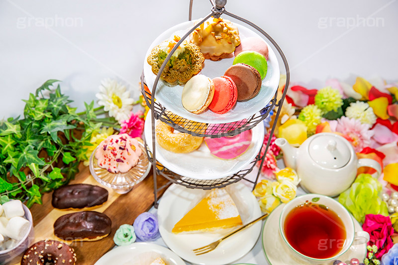 アフタヌーンティー,チーズケーキ,エクレア,ドーナツ,チョコ,チョコレート,パーティー,庭,ガーデン,garden,party,spring,tea,cake,cup,pot,macron,マシュマロ,カップ,ポット,ケーキ,マフィン,甘味,甘い,紅茶,ティー,お茶会,おやつ,お菓子,菓子,スイーツ,春,花,花びら,ガーリー,女子力,可愛い,かわいい,マカロン,フォーク,フルサイズ撮影