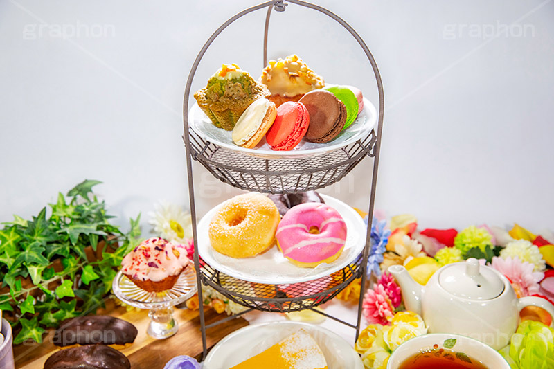 アフタヌーンティー,チーズケーキ,エクレア,ドーナツ,チョコ,チョコレート,パーティー,庭,ガーデン,garden,party,spring,tea,cake,cup,pot,macron,カップ,ポット,ケーキ,マフィン,甘味,甘い,紅茶,ティー,お茶会,おやつ,お菓子,菓子,スイーツ,春,花,花びら,ガーリー,女子力,可愛い,かわいい,マカロン,フォーク,フルサイズ撮影