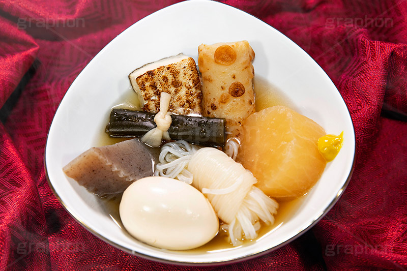 おでん,温か,ホット,ダイエット,和食,日本食,こんにゃく,昆布,こんぶ,たまご,玉子,だいこん,大根,ちくわ,竹輪,焼き豆腐,豆腐,白滝,だし,出汁,汁,冬,湯気,からし,辛子,はし,箸,あったか,diet,japan,フルサイズ撮影