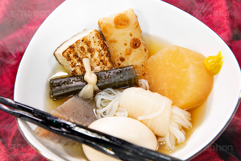 おでん,温か,ホット,ダイエット,和食,日本食,こんにゃく,昆布,こんぶ,たまご,玉子,だいこん,大根,ちくわ,竹輪,焼き豆腐,豆腐,白滝,だし,出汁,汁,冬,湯気,からし,辛子,はし,箸,あったか,diet,japan,フルサイズ撮影