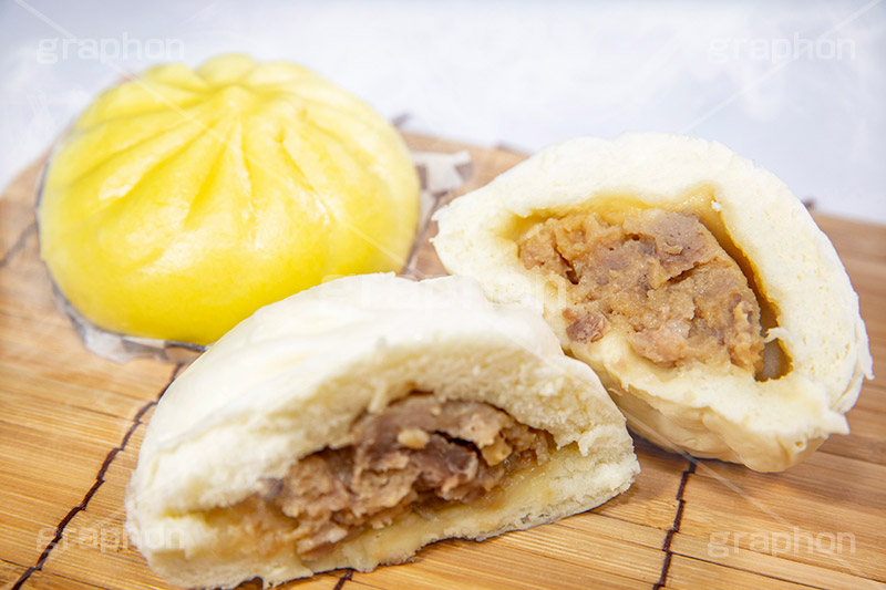 中華まん,中華,中国料理,中華料理,点心,肉まん,豚まん,あつあつ,熱々,蒸す,湯気,チーズまん,チーズ,コンビニ,冬,winter,cheese,割る,中身,具,おやつ,フルサイズ撮影