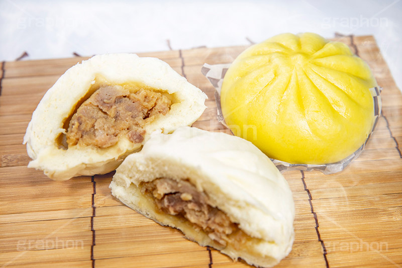 中華まん,中華,中国料理,中華料理,点心,肉まん,豚まん,あつあつ,熱々,蒸す,湯気,チーズまん,チーズ,コンビニ,冬,winter,cheese,割る,中身,具,おやつ,フルサイズ撮影