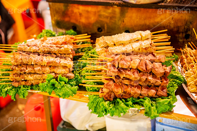 山積みの串焼き,串焼き,焼き鳥,焼肉,焼き肉,牛肉,肉,夏祭り,祭り,出店,露店,屋台,夏,サマー,summer,festival,japan,夏休み,縁日,的屋,食べ歩き,おやつ,つまみ,おつまみ,フルサイズ撮影