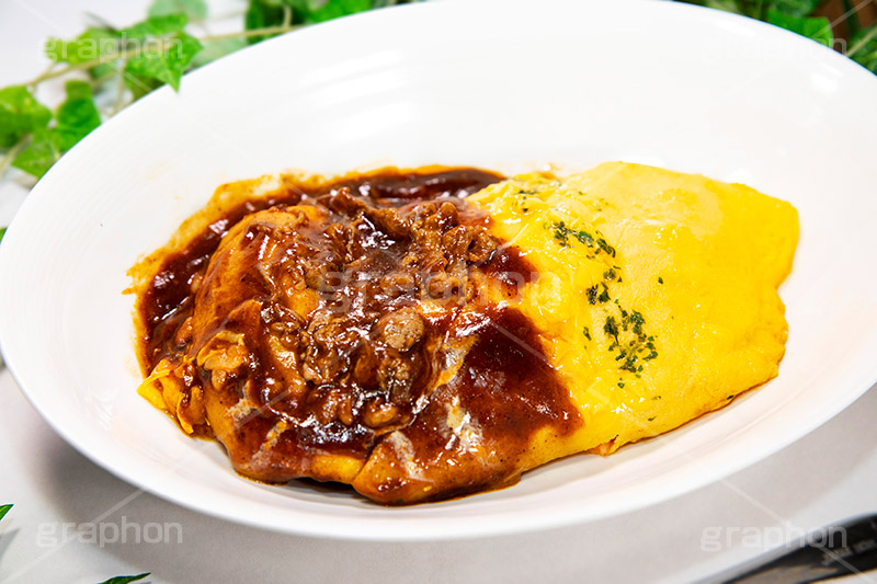 オムライス デミグラスソースかけ,デミグラスソース,デミグラス,ソース,ビーフ,肉,牛肉,beef,egg,オムライス,おむらいす,卵,たまご,タマゴ,玉子,鶏,米飯料理,ライス,オムレツ,焼く,とろとろ,トロトロ,洋食,フルサイズ撮影