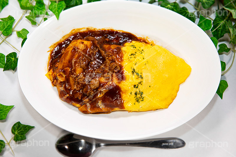 オムライス デミグラスソースかけ,デミグラスソース,デミグラス,ソース,ビーフ,肉,牛肉,beef,egg,オムライス,おむらいす,卵,たまご,タマゴ,玉子,鶏,米飯料理,ライス,オムレツ,焼く,とろとろ,トロトロ,洋食,フルサイズ撮影