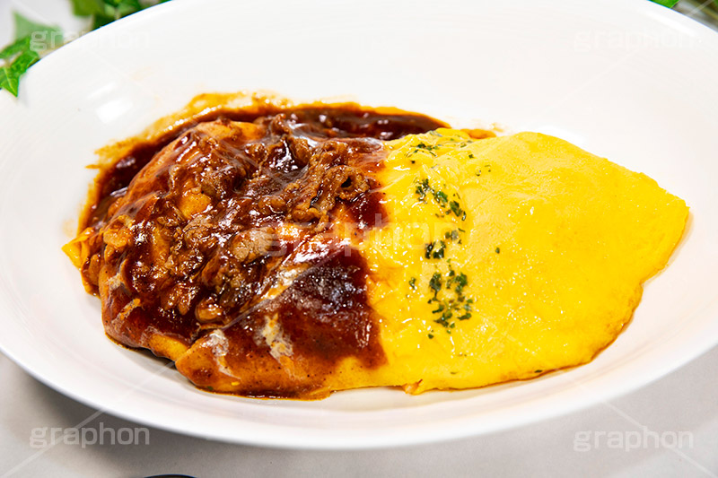 オムライス デミグラスソースかけ,デミグラスソース,デミグラス,ソース,ビーフ,肉,牛肉,beef,egg,オムライス,おむらいす,卵,たまご,タマゴ,玉子,鶏,米飯料理,ライス,オムレツ,焼く,とろとろ,トロトロ,洋食,フルサイズ撮影
