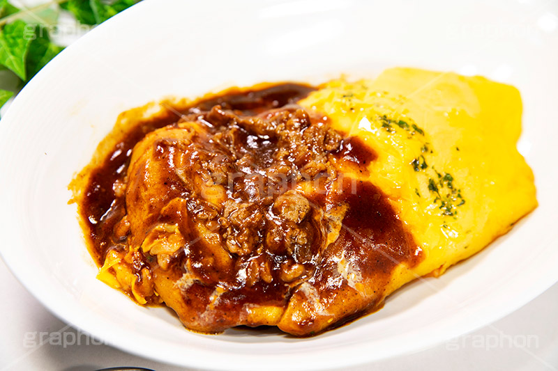 オムライス デミグラスソースかけ,デミグラスソース,デミグラス,ソース,ビーフ,肉,牛肉,beef,egg,オムライス,おむらいす,卵,たまご,タマゴ,玉子,鶏,米飯料理,ライス,オムレツ,焼く,とろとろ,トロトロ,洋食,フルサイズ撮影