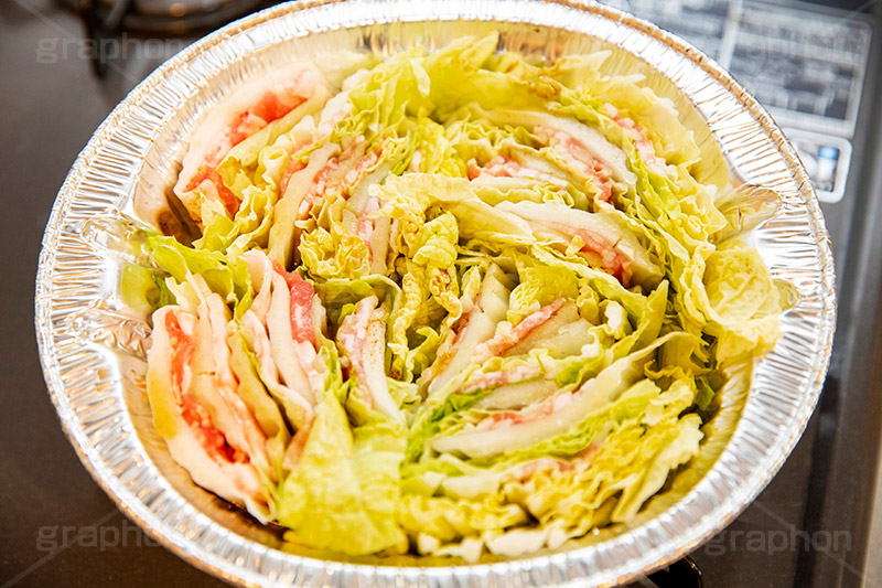 ミルフィーユ鍋,ミルフィーユ,鍋,白菜,はくさい,豚肉,豚バラ,挟む,層,肉,熱々,あつあつ,アツアツ,ガスコンロ,日本料理,日本食,和食,煮込,冬,あったか,温,コンロ,ガス,アルミ,japan,フルサイズ撮影