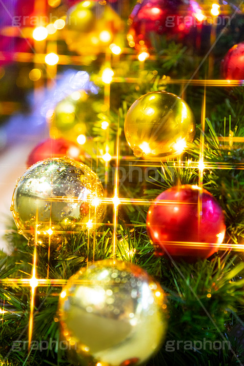 光り輝くクリスマスオーナメント,リース,イルミネーション,イルミ,電飾,電球,発光ダイオード,LED,冬,キラキラ,綺麗,きれい,キレイ,煌,輝,デート,クリスマス,CHRISTMAS,Xmas,ornament,illumination,飾り,デコレーション,イベント,オーナメント,ボール,フルサイズ撮影,雨の日,雨,水滴,雨粒