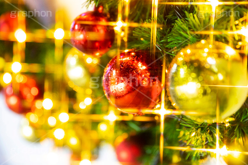 光り輝くクリスマスオーナメント,リース,イルミネーション,イルミ,電飾,電球,発光ダイオード,LED,冬,キラキラ,綺麗,きれい,キレイ,煌,輝,デート,クリスマス,CHRISTMAS,Xmas,ornament,illumination,飾り,デコレーション,イベント,オーナメント,ボール,フルサイズ撮影,雨の日,雨,水滴,雨粒