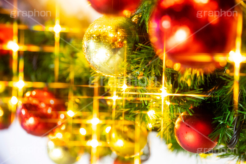 光り輝くクリスマスオーナメント,リース,イルミネーション,イルミ,電飾,電球,発光ダイオード,LED,冬,キラキラ,綺麗,きれい,キレイ,煌,輝,デート,クリスマス,CHRISTMAS,Xmas,ornament,illumination,飾り,デコレーション,イベント,オーナメント,ボール,フルサイズ撮影,雨の日,雨,水滴,雨粒