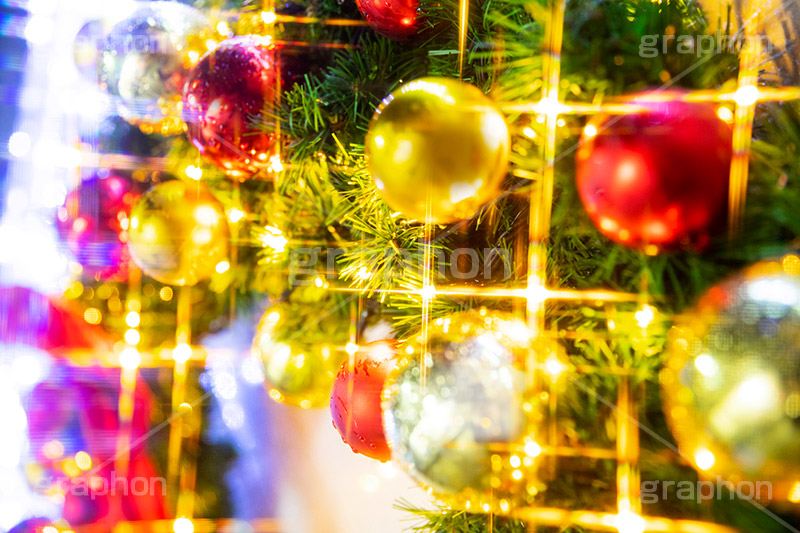 光り輝くクリスマスオーナメント,リース,イルミネーション,イルミ,電飾,電球,発光ダイオード,LED,冬,キラキラ,綺麗,きれい,キレイ,煌,輝,デート,クリスマス,CHRISTMAS,Xmas,ornament,illumination,飾り,デコレーション,イベント,オーナメント,ボール,フルサイズ撮影,雨の日,雨,水滴,雨粒
