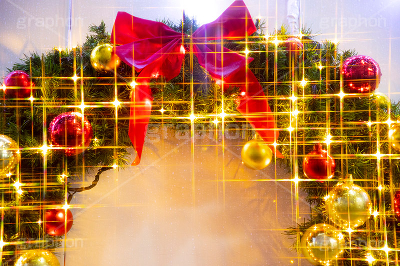光り輝くクリスマスオーナメント,リース,イルミネーション,イルミ,電飾,電球,発光ダイオード,LED,冬,キラキラ,綺麗,きれい,キレイ,煌,輝,デート,クリスマス,CHRISTMAS,Xmas,ornament,illumination,ribbon,リボン,飾り,デコレーション,イベント,オーナメント,ボール,フルサイズ撮影,雨の日,雨,水滴,雨粒