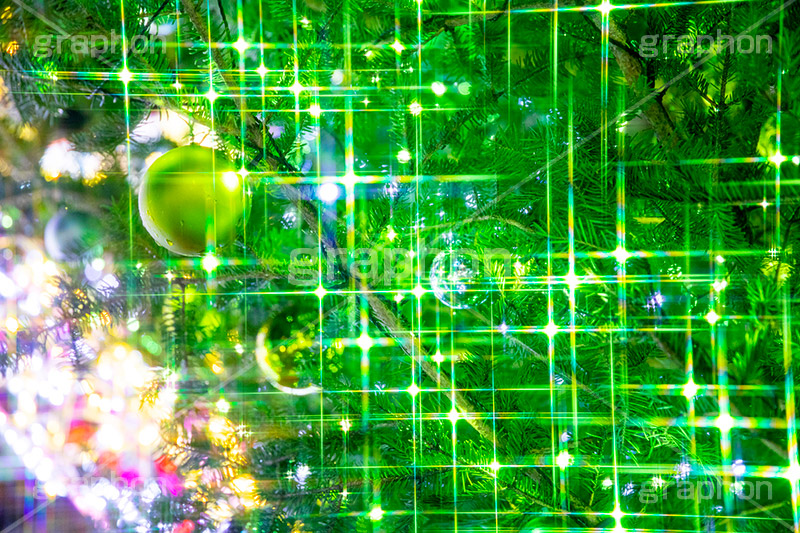 光り輝くクリスマスオーナメント,クリスマスツリー,イルミネーション,イルミ,電飾,電球,発光ダイオード,LED,冬,キラキラ,綺麗,きれい,キレイ,煌,輝,デート,クリスマス,CHRISTMAS,Xmas,ornament,illumination,tree,飾り,デコレーション,イベント,オーナメント,ボール,フルサイズ撮影,雨の日,雨,水滴,雨粒,もみの木,モミの木
