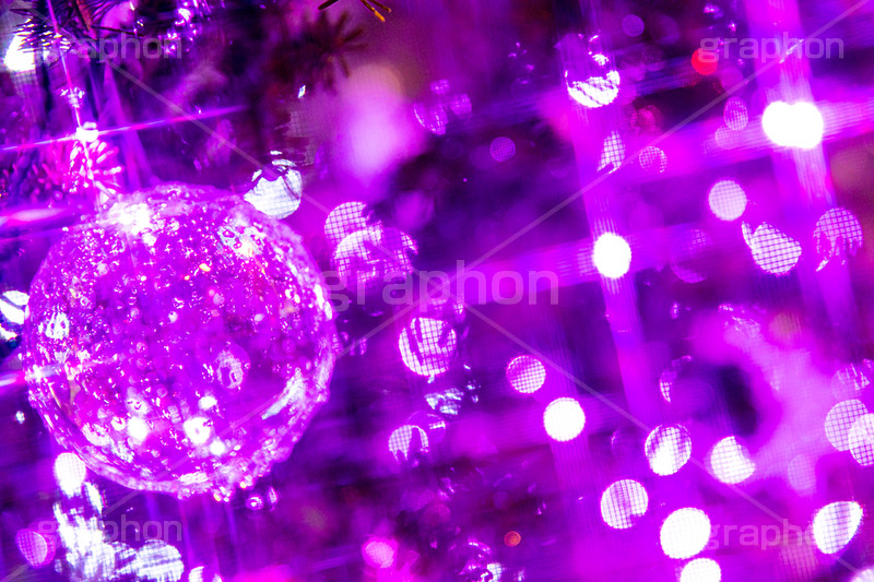 光り輝くクリスマスオーナメント,リース,イルミネーション,イルミ,電飾,電球,発光ダイオード,LED,冬,キラキラ,綺麗,きれい,キレイ,煌,輝,デート,クリスマス,CHRISTMAS,Xmas,ornament,illumination,飾り,デコレーション,イベント,オーナメント,ボール,フルサイズ撮影,雨の日,雨,水滴,雨粒