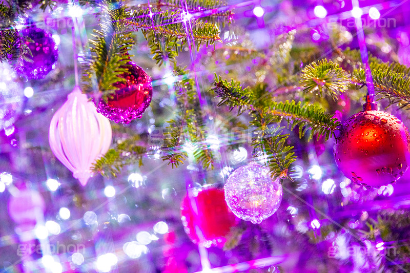 光り輝くクリスマスオーナメント,リース,イルミネーション,イルミ,電飾,電球,発光ダイオード,LED,冬,キラキラ,綺麗,きれい,キレイ,煌,輝,デート,クリスマス,CHRISTMAS,Xmas,ornament,illumination,飾り,デコレーション,イベント,オーナメント,ボール,フルサイズ撮影,雨の日,雨,水滴,雨粒