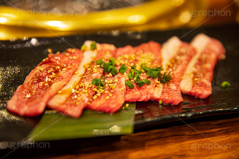 焼肉,焼き肉,やきにく,焼肉の準備,準備,焼く,にく,肉,網,食べ放題,肉食,直火,タレ,カルビ,生肉,ごま,ゴマ,ねぎ,ネギ,フルサイズ撮影