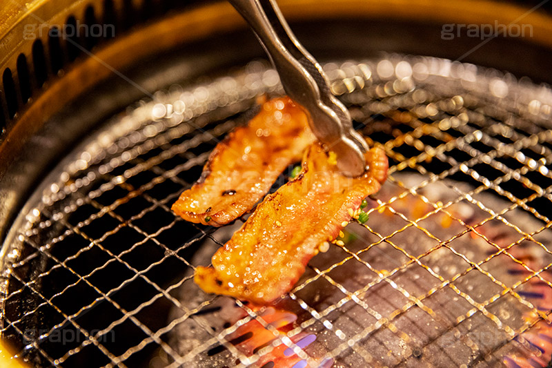 焼肉,焼き肉,やきにく,焼く,にく,肉,網,肉食,直火,煙,カルビ,網,トング,フルサイズ撮影