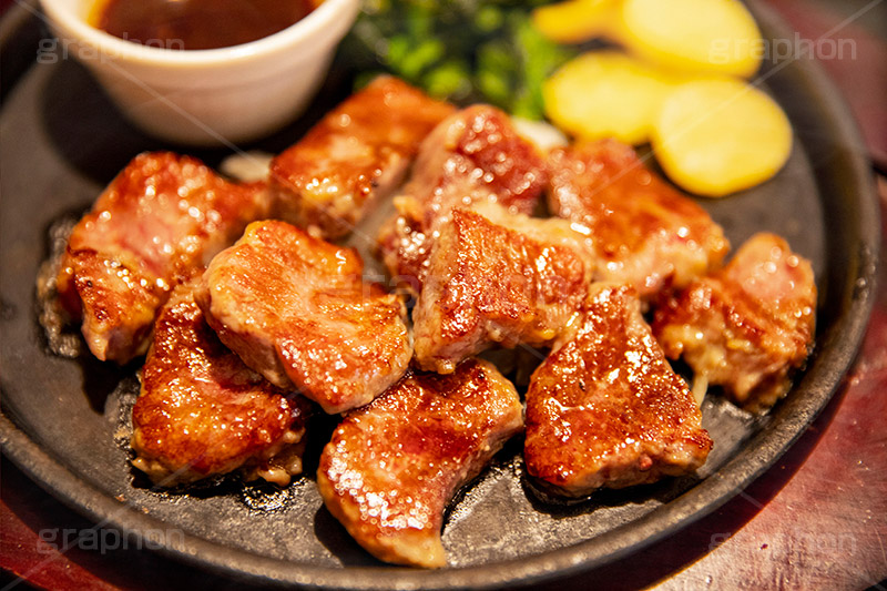 ステーキ,ロースステーキ,牛肉,ステーキ,肉,肉食,鉄板,あつあつ,熱々,油,脂,アツアツ,ポテト添え,ほうれんそう添え,焼き,湯気,restaurant,レストラン,ファミレス,たれ,タレ,フルサイズ撮影