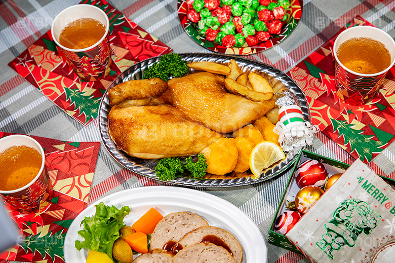 ローストチキン,チキン,もも,肉,鶏,鶏肉,クリスマスディナー,クリスマスパーティー,クリスマス,パーティー,ディナー,冬,オーブン,グリル,洋食,ポテト,ナゲット,パセリ,ミートローフ,ミンチ,焼く,七面鳥,chicken,CHRISTMAS,party,dinner,winter,フルサイズ撮影