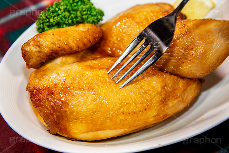 一人寂しくチキン丸ごと食す,一人,1人,寂しい,クリぼっち,ぼっち,ローストチキン,チキン,もも,肉,鶏,鶏肉,クリスマスディナー,クリスマスパーティー,クリスマス,パーティー,ディナー,冬,オーブン,グリル,洋食,フォーク,刺す,七面鳥,おもしろ,面白い,シュール,CHRISTMAS,party,dinner,winter,fork,chicken,フルサイズ撮影