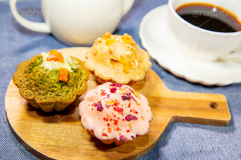 マフィン,カップケーキ,ドライフルーツ,チョコ,チョコレート,コーヒー,珈琲,coffee,cup,pot,カップ,甘味,甘い,お茶会,おやつ,お菓子,菓子,スイーツ,焼き菓子,フルサイズ撮影,まな板,ポット