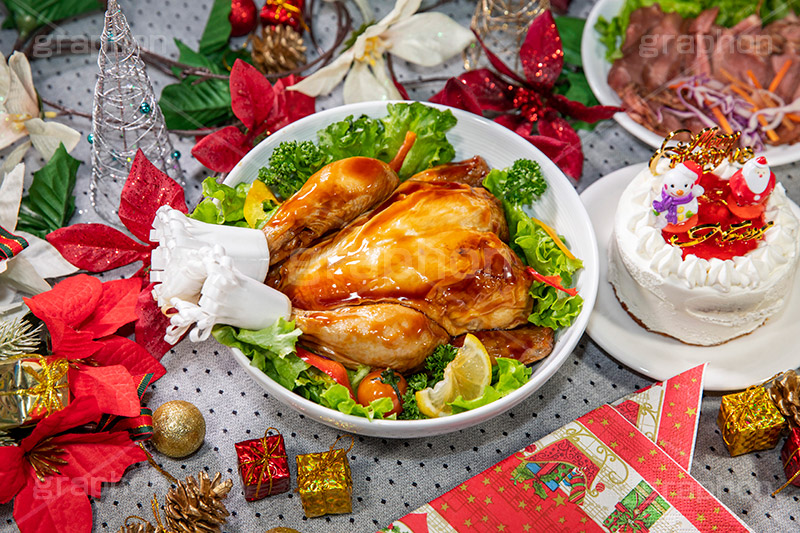 ローストチキン,チキン,もも,肉,鶏,鶏肉,クリスマスディナー,クリスマスパーティー,クリスマス,パーティー,七面鳥,ディナー,冬,オーブン,グリル,洋食,サラダ,パセリ,ポインセチア,オーナメント,ケーキ,クリスマスケーキ,丸焼き,chicken,CHRISTMAS,party,dinner,winter,フルサイズ撮影