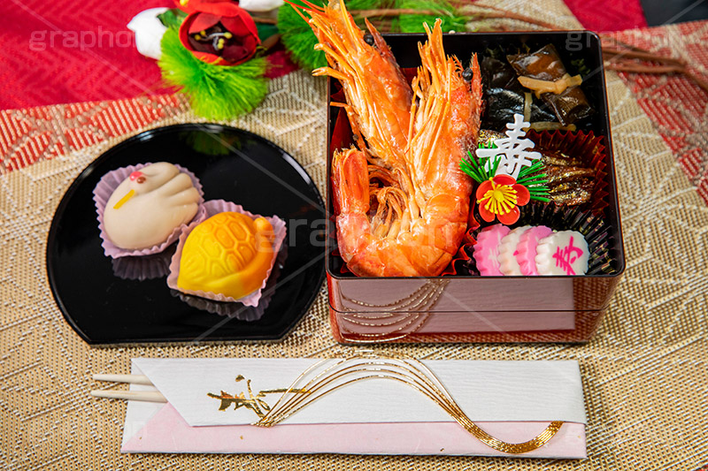 おせち,おせち料理,年賀状,年明け,正月,お正月,祝い,お祝い,和風,和食,日本食,伝統,イベント,パーティー,重箱,行事,賀正,寿,昆布,海老,エビ,えび,煮,ワカサギ,わかさぎ,甘露煮,なると,ナルト,新年会,あけおめ,和菓子,まんじゅう,饅頭,鶴,つる,亀,カメ,かめ,縁起,フルサイズ撮影,party,event,japan