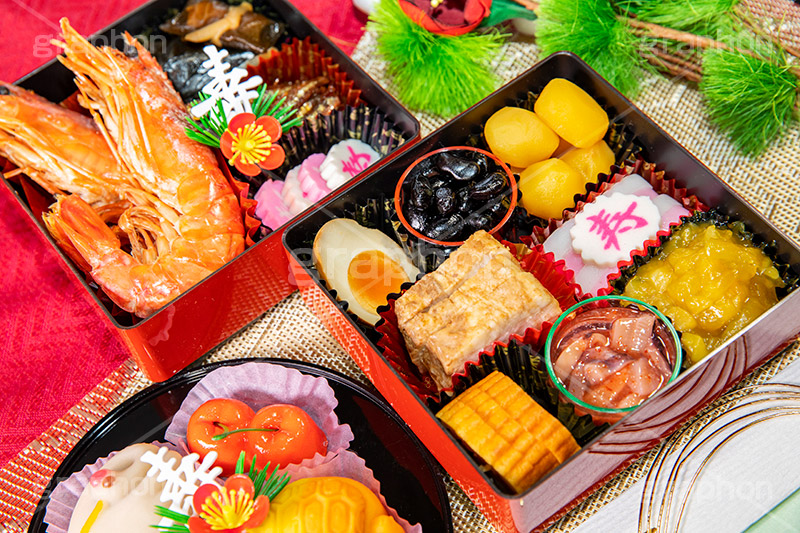 おせち,おせち料理,年賀状,年明け,正月,お正月,祝い,お祝い,和風,和食,日本食,伝統,イベント,パーティー,重箱,行事,賀正,焼き豚,焼豚,チャーシュー,煮卵,黒豆,栗きんとん,くり,栗,塩辛,いか,イカ,なると,ナルト,寿,伊達巻,昆布,海老,エビ,えび,煮,ワカサギ,わかさぎ,甘露煮,かまぼこ,カマボコ,新年会,あけおめ,和菓子,まんじゅう,饅頭,鶴,つる,亀,カメ,かめ,縁起,さくらんぼ,サクランボ,フルサイズ撮影,party,event,japan