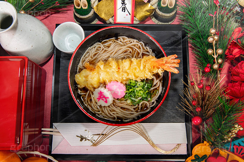 年越しそば,年越し蕎麦,３１日,年越し,大晦日,年末,ソバ,蕎麦,そば,だし,出汁,ダシ,蕎麦粉,日本料理,日本食,和食,つゆ,蕎麦汁,茹,えび,海老,海老天,えび天,てんぷら,天ぷら,ねぎ,麺料理,麺類,年の瀬,正月,お正月,ナルト,なると,寿,めでたい,湯気,箸,割り箸,重箱,おせち,紅白,フルサイズ撮影,とっくり,徳利,日本酒,酒,japan